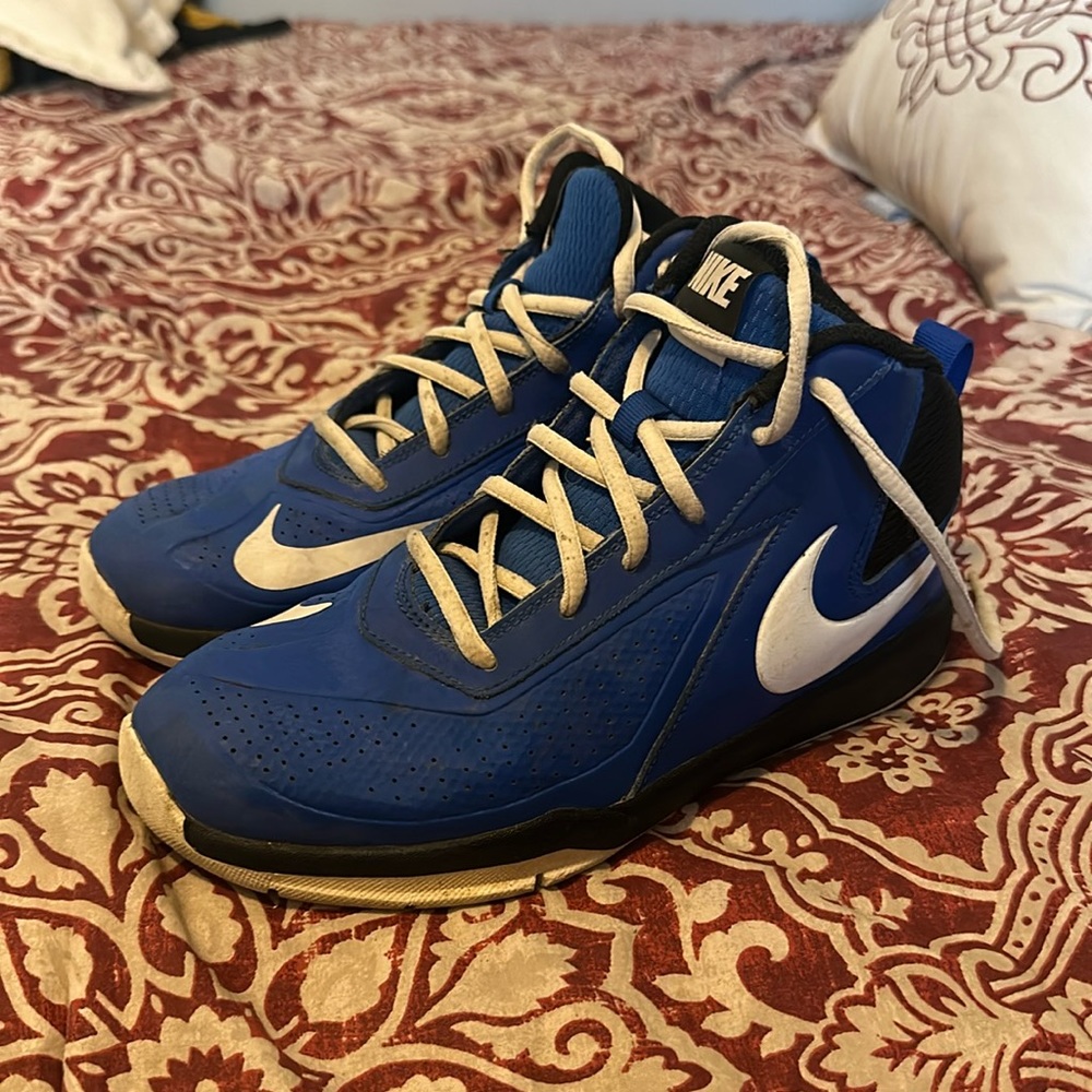 Boys Nike 5.5Y basketball shoes